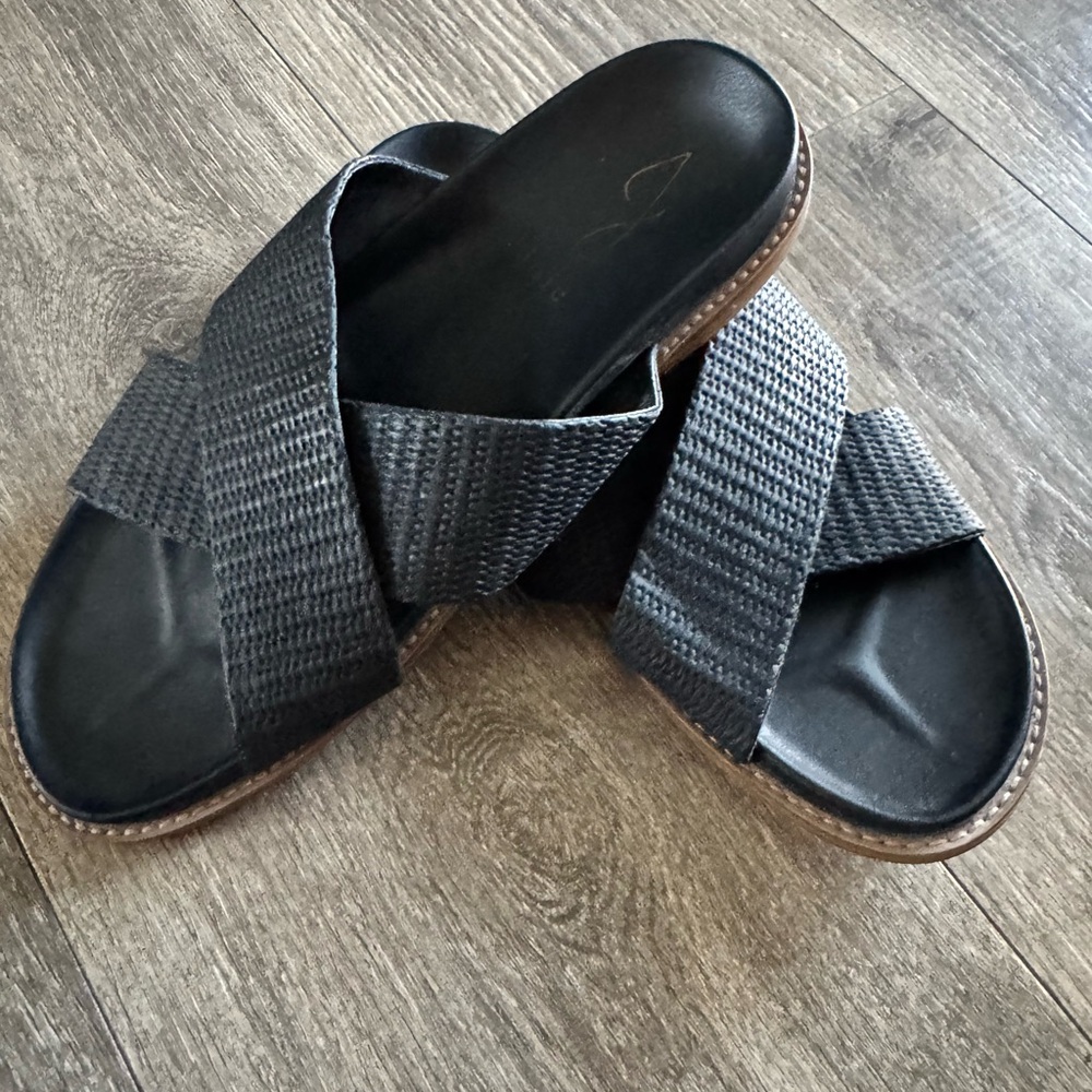 Josie Neil woman black leather criss- cross slide sandals
